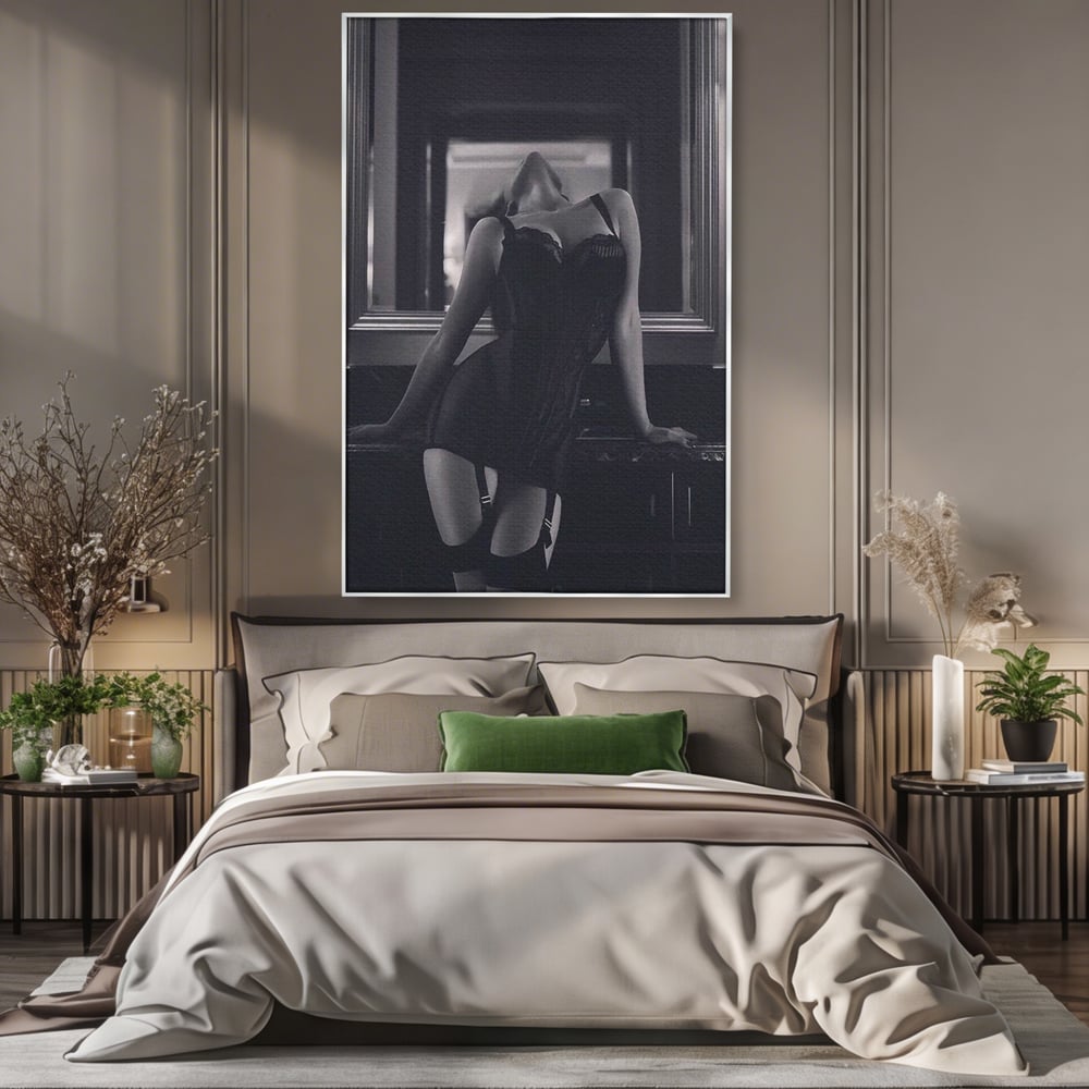 Tablou canvas cu tablou canvas cu silueta feminina, in rama de aluminiu argintiu, pe perete intr-un dormitor